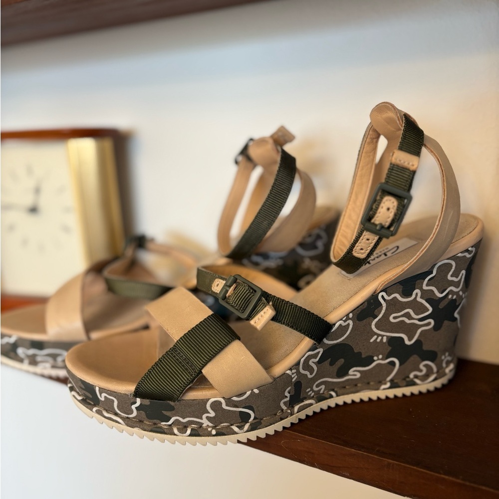 Clarks Narrative Adesha Art Khaki Combi Wedge Heel Sandals Women’s 9